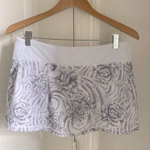 Lululemon white with gray print tennis skirt